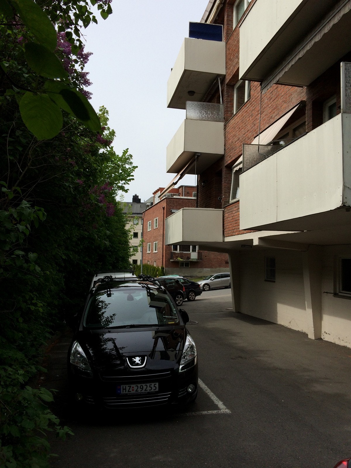 Parkering bak bygården Galleribilde