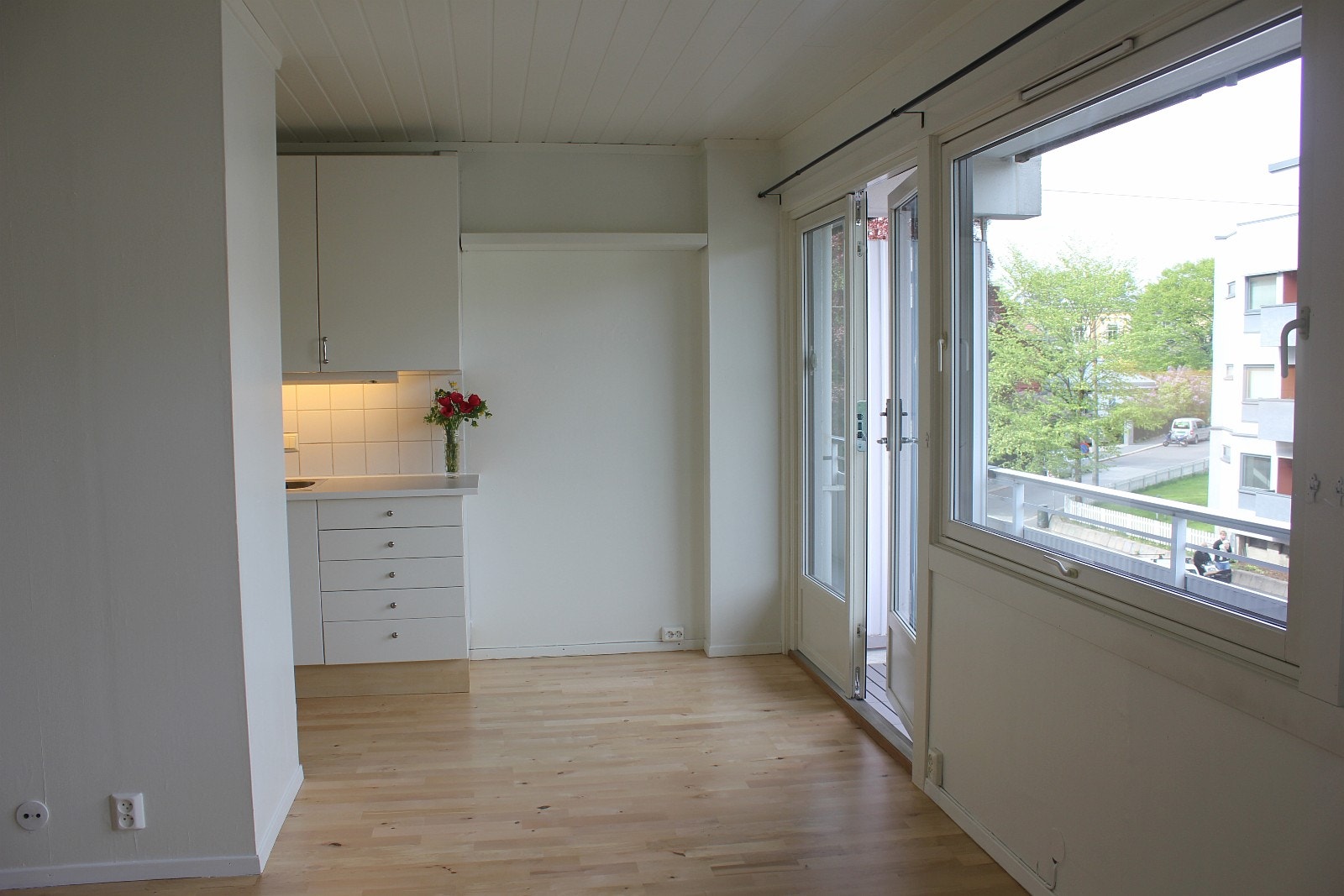 Lys trivelig stue med store vinduer Galleribilde