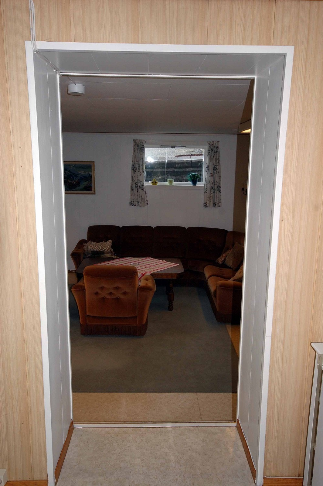 Inngang frå kjøkkenet til stova. Galleribilde