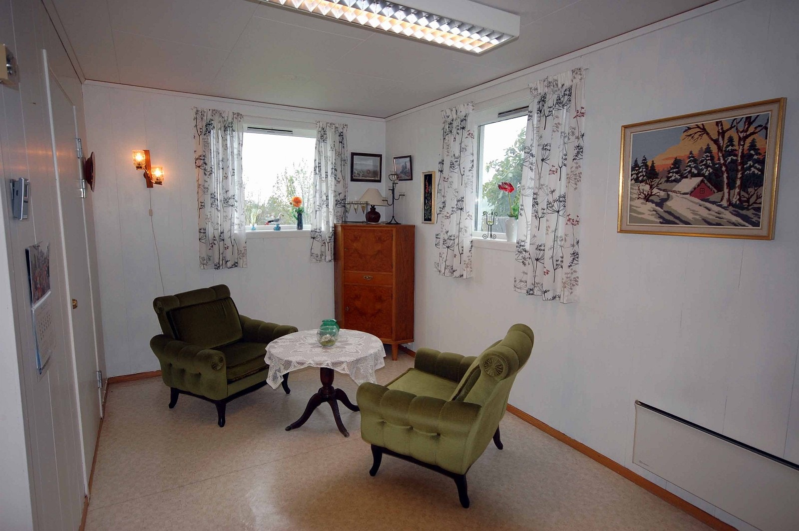 Stova er stor og har ein koselig krok ved sidan av gangen. Galleribilde