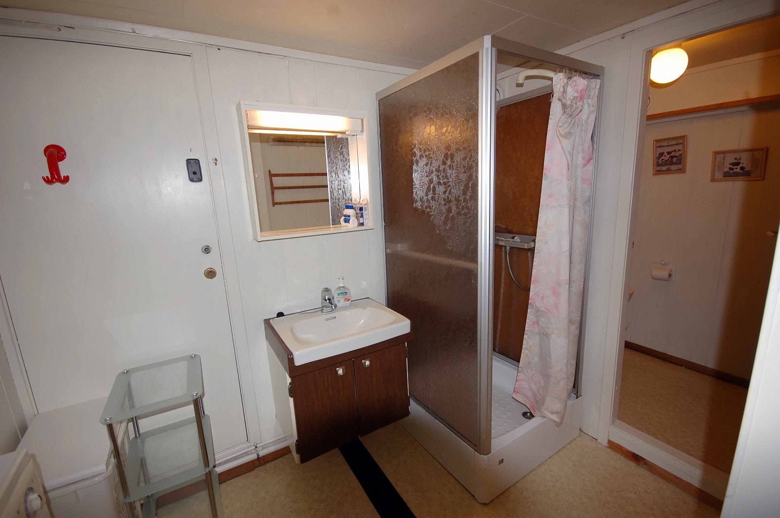 Badet har dusj, vask og vaskemaskin. Galleribilde