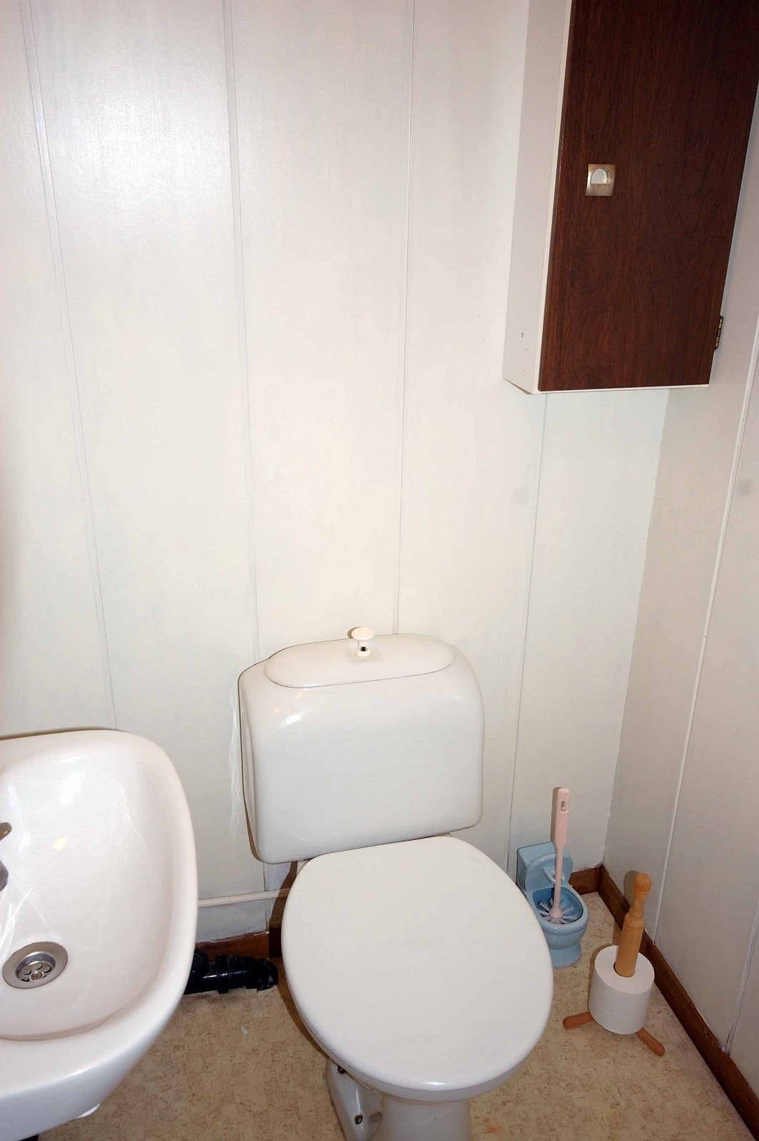 Toalett i eige rom med vask innafor badet. Galleribilde