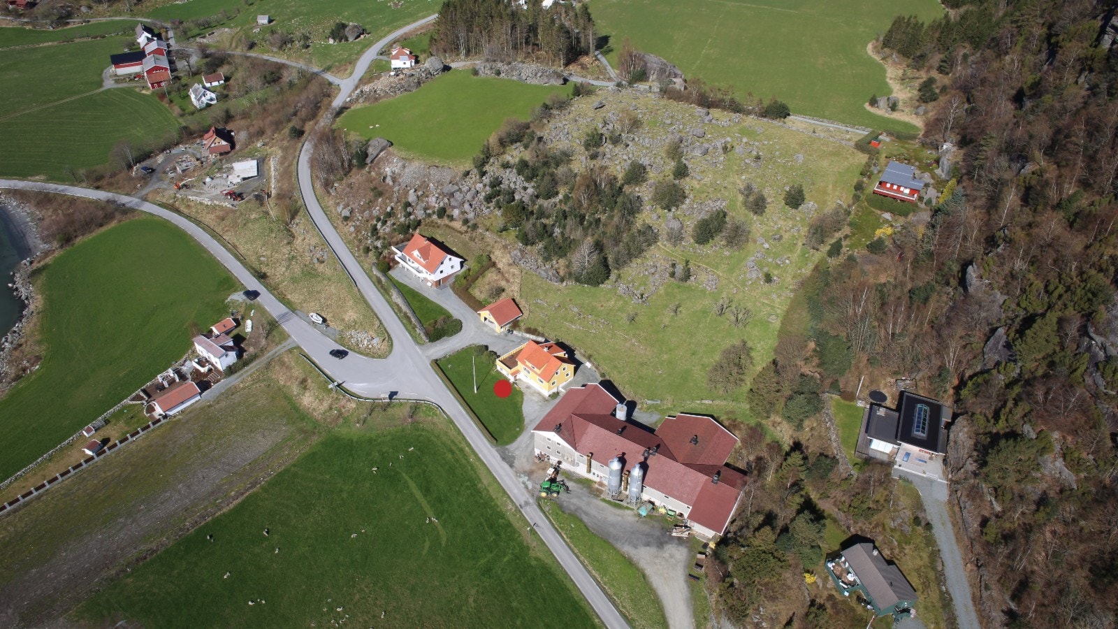 Leilegheita ligg i kjellaren på det gule huset (markert med raud prikk). Parkering er rett utanfor inngangsdøra. Galleribilde