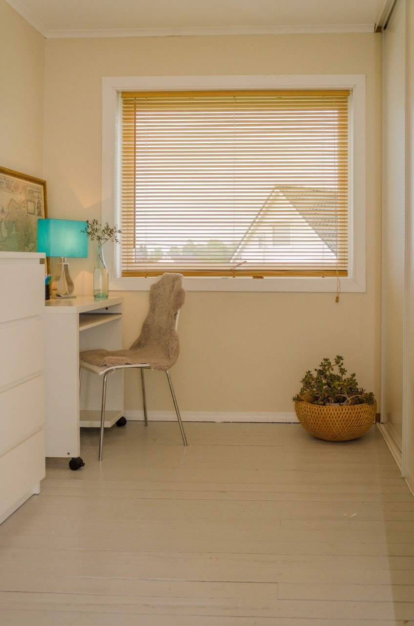 Lite soverom /kontor med ny skyvedørs garderobe Galleribilde