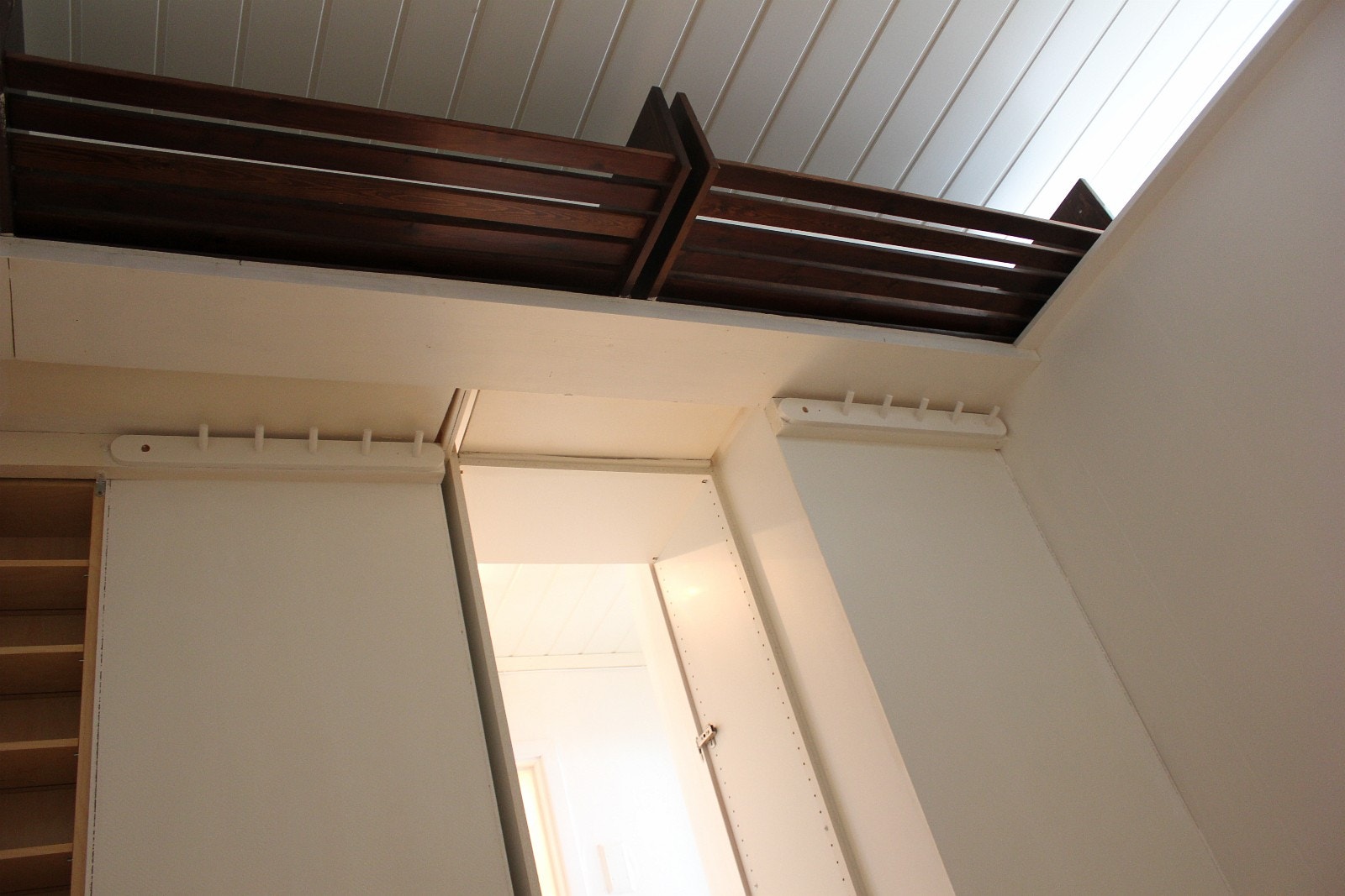Flere hyller/ oppbevaringsmuligheter på soverommet ! Mye skapplass med hyller og klesoppheng for kjoler, dresser etc like ved soverommet I tillegg følger en stor høy luftig bod (6. etg)på 2x2 meter til leiligheten Galleribilde