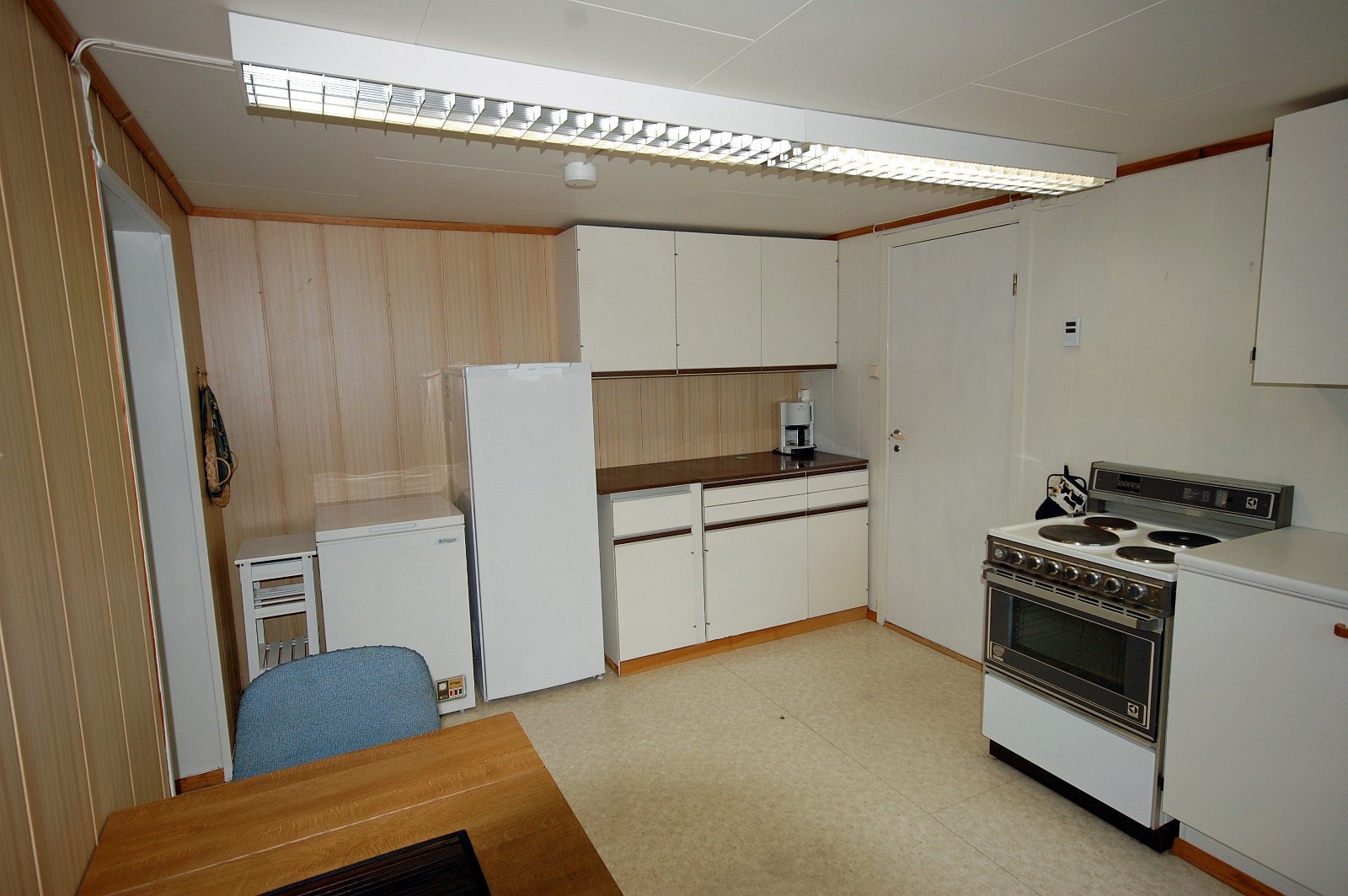 Kjøkken med kjøleskap, fryseboks, komfyr og godt med skapplass. Galleribilde