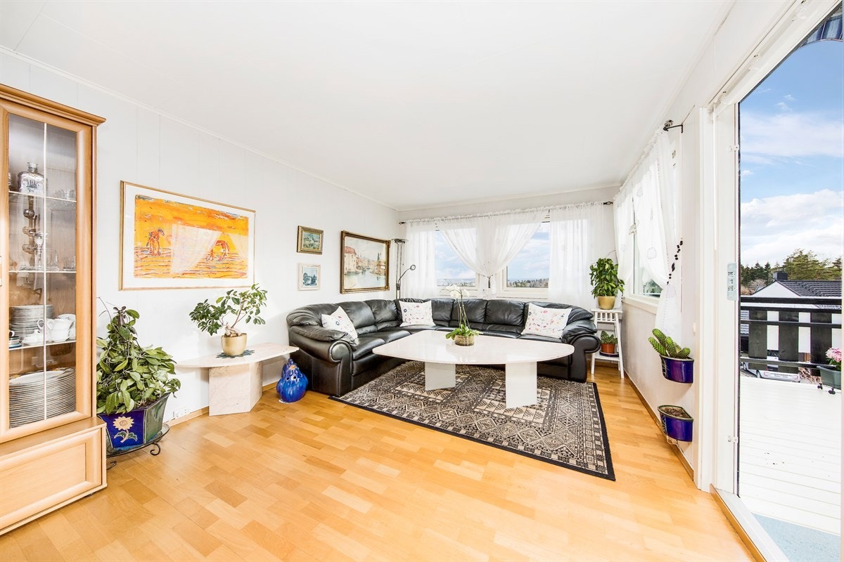 Stuen har meget gode lysforhold fra store vindusflater Galleribilde