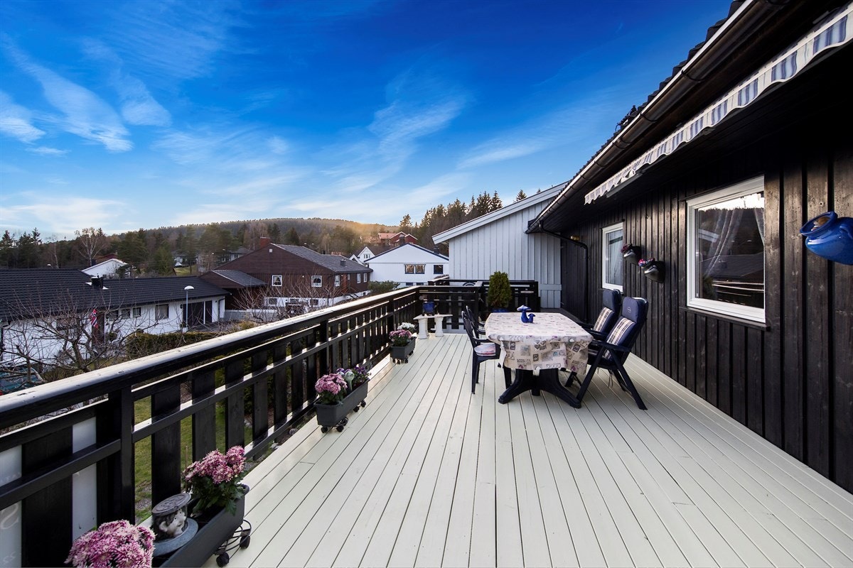 Fra stuen i første etasje er det utgang til en sydvestvendt terrasse på ca. 40 kvm med markise og trapp ned til hagen Galleribilde