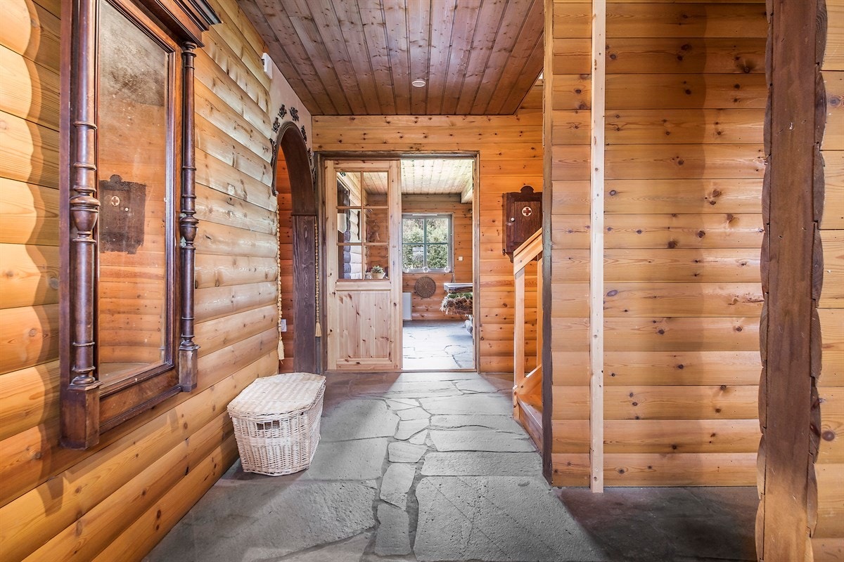 Hall med maskinlaftet tømmervegger og skiser med gulvvarme Galleribilde