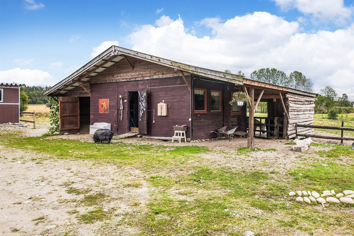 Uthus, brukt som salrom og smådyrhold Galleribilde