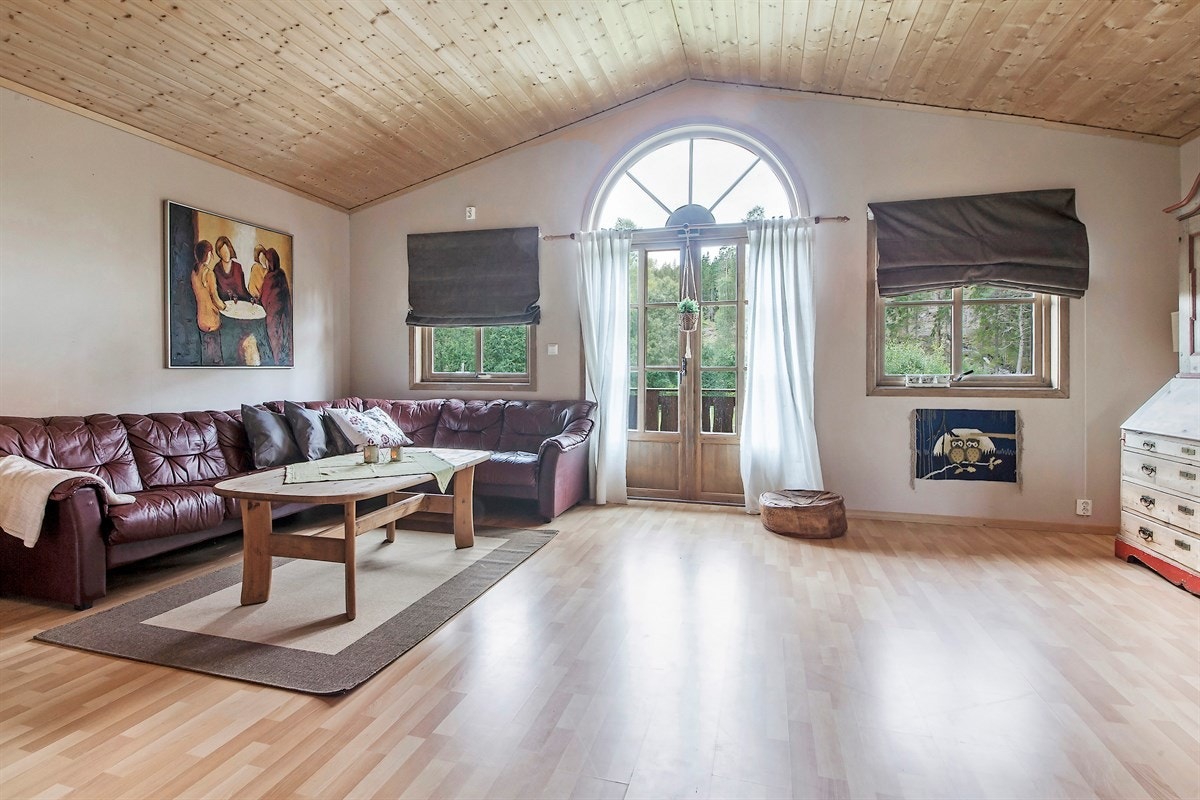 Stor stue i andre etasje med høy takhøyde og masse naturlig lys Galleribilde