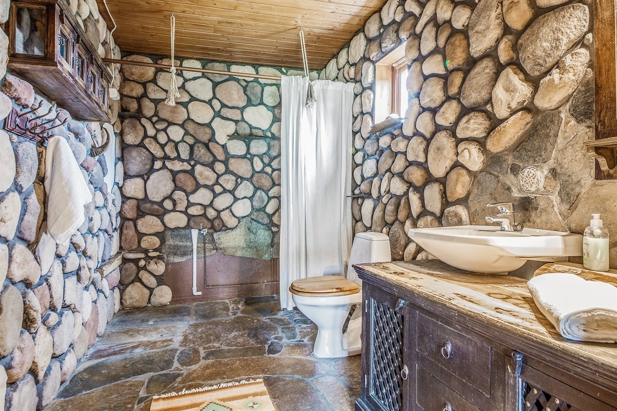 Baderom med steinvegger og fliser som du sjelden har sett før Galleribilde