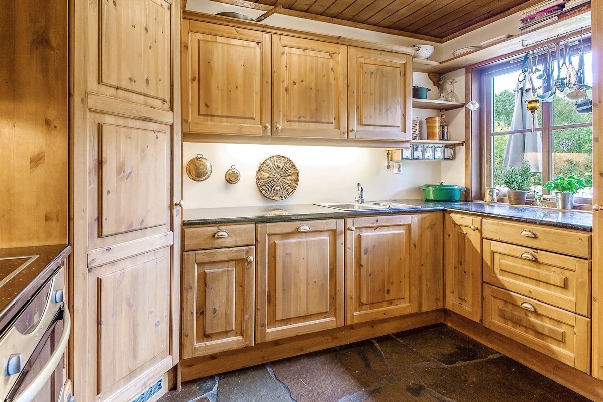 Robust heltre kjøkken i furu Galleribilde