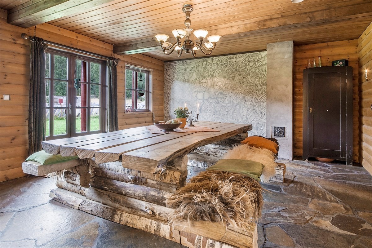 Stue og spisestuen med store vinduer og artig veggmaleri Galleribilde