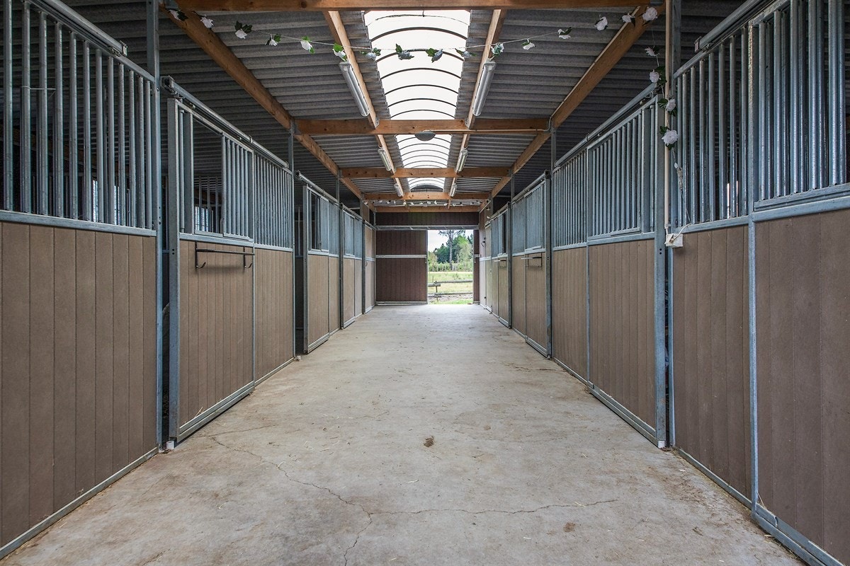 Nyere, påkostet stall med hele 10 stallplasser Galleribilde