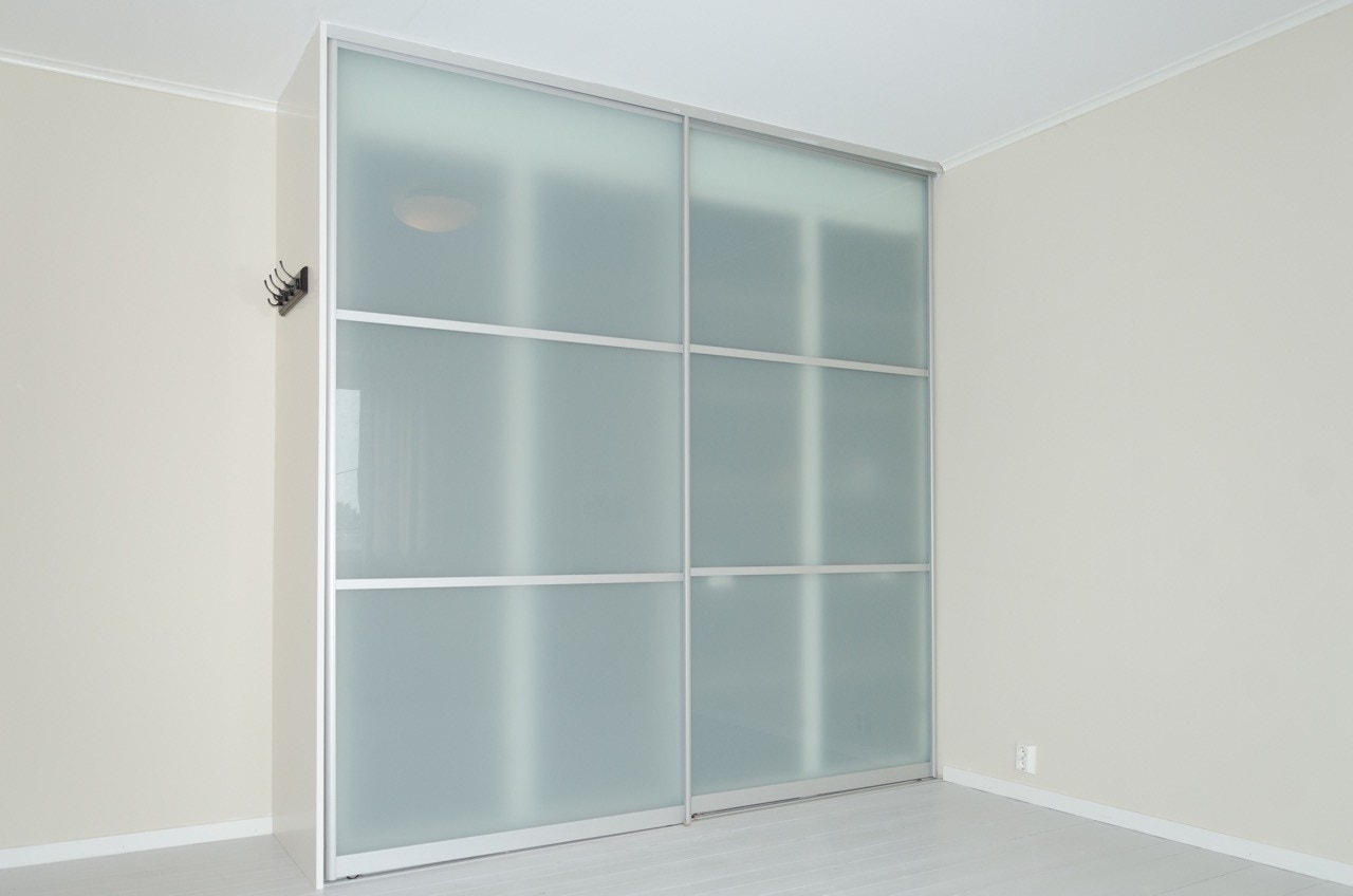 Ny skyvedørgarderobe stort soverom Galleribilde