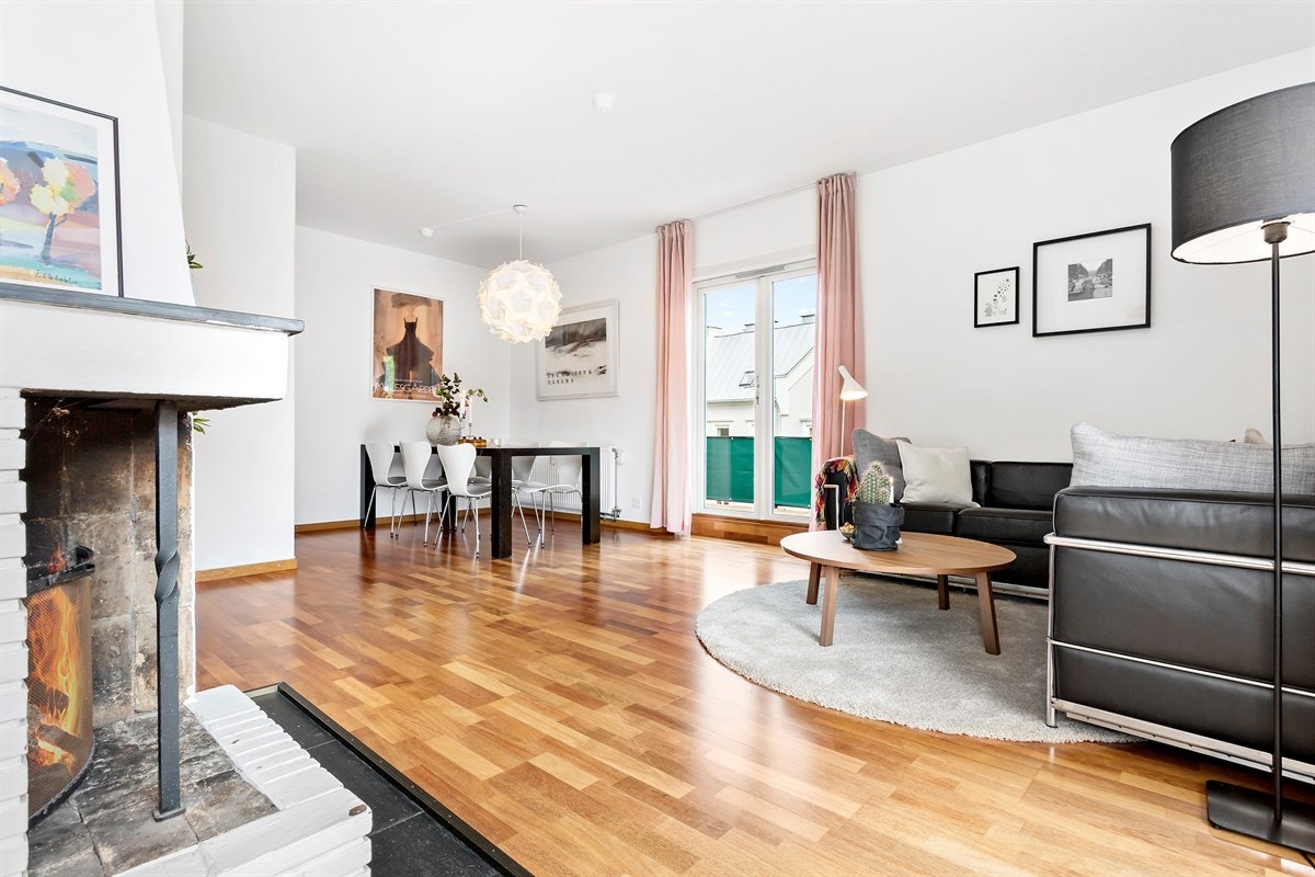 Spisestuen får man også plass til, rommet har en liten L-fasong så de ulike sittegruppene finner enkelt sin naturlige plass Galleribilde