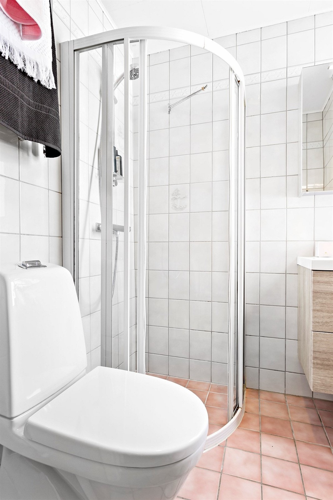 Flislagt bad med ny innredning og wc. Dusjhjørne med skyvedører Galleribilde