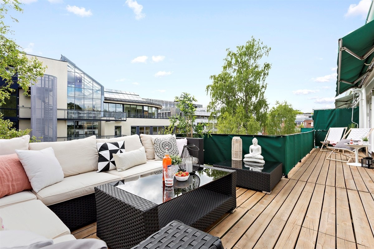 Takterrassen er på hele 41 kvm og gir deg sol fra morgen til kveld - ca. 21:30! Galleribilde