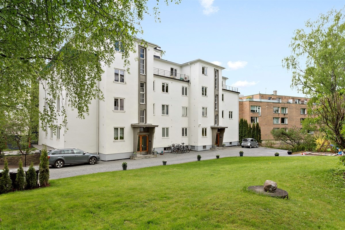 Fellesarealene er hyggelig opparbeidet med grønne vekster, sittegrupper og lekeplass Galleribilde