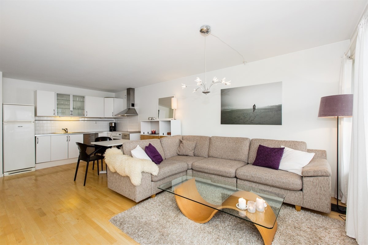 I stuen er det lyse overflater og parkett på gulv, samt gode møbleringsmuligheter Galleribilde