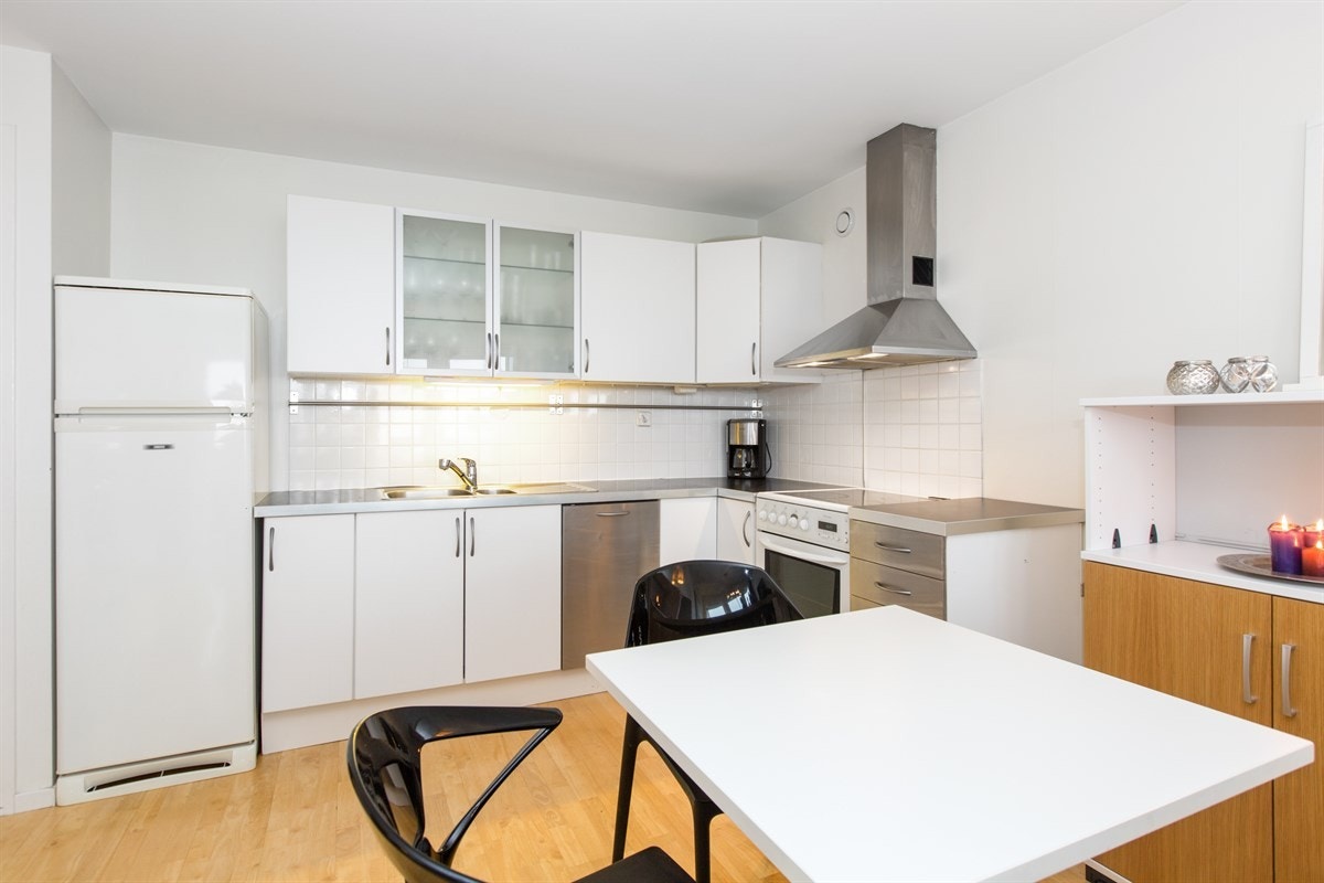 Spiseplass i tilknytning til kjøkkenet. Alternativt kan man sette opp en kjøkkenøy som avgrensning mot stuen Galleribilde