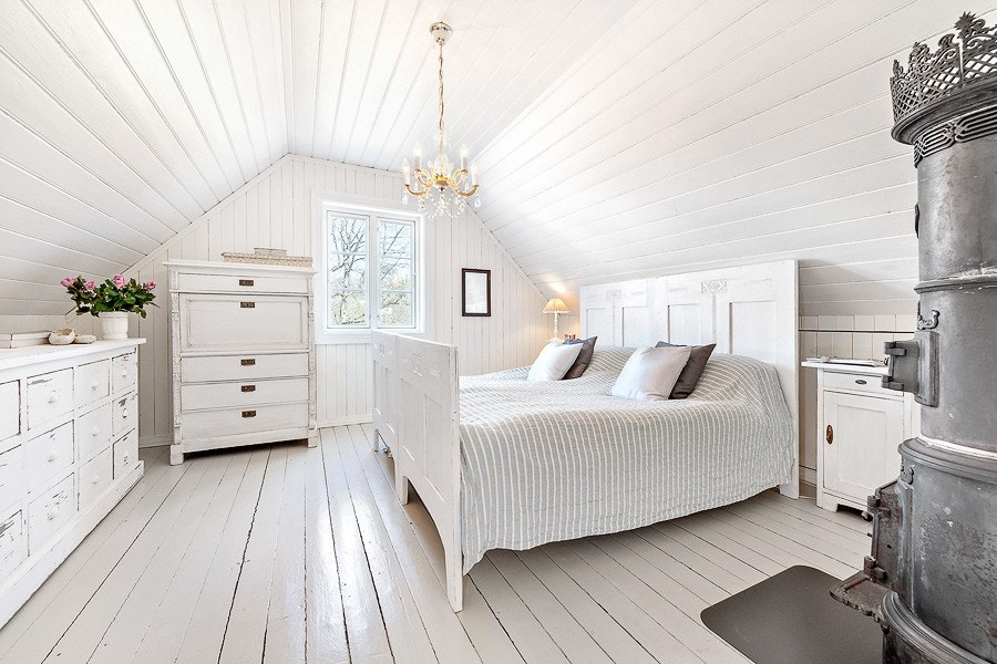 Soverom med gammel vedkamin Galleribilde