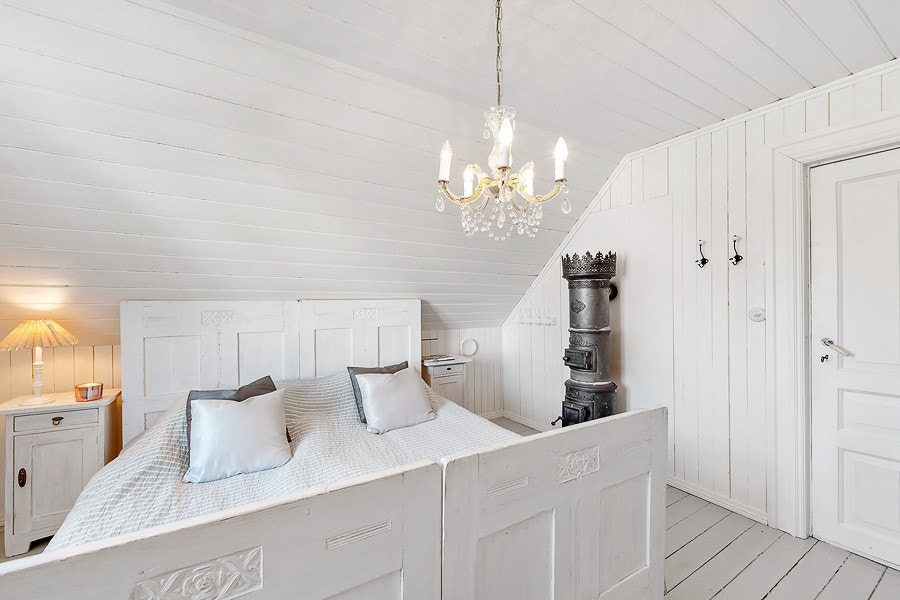 Soverom med gammel vedkamin Galleribilde