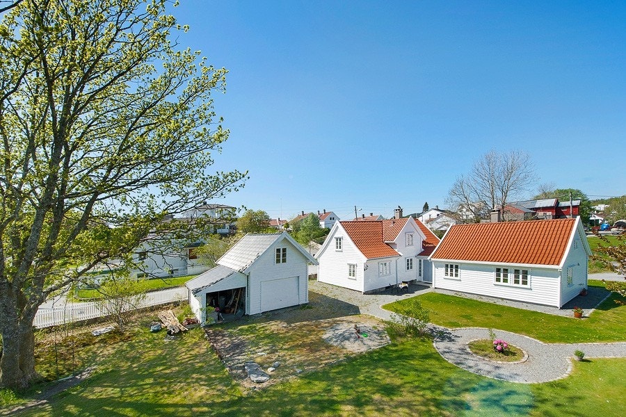 Fasade - gårdsplass - hage Galleribilde