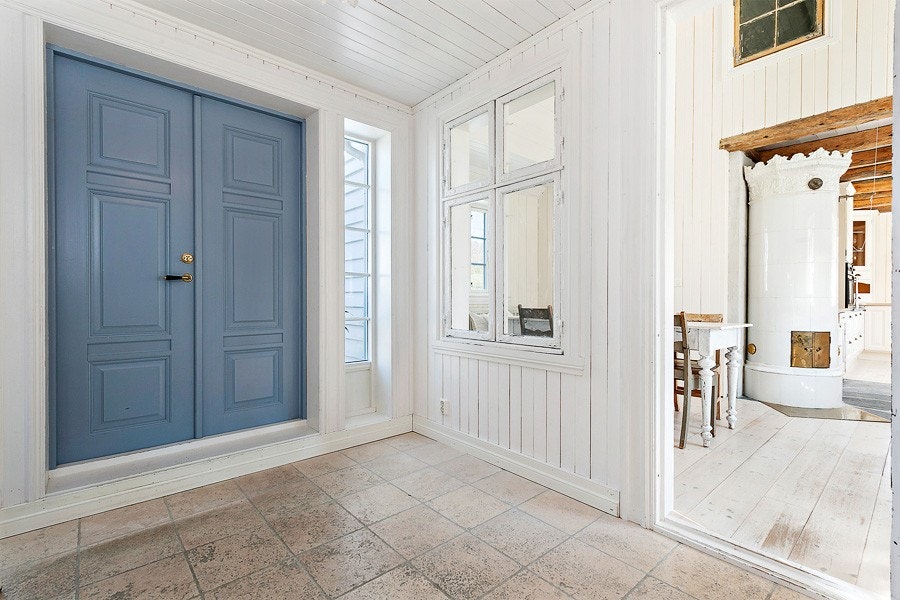 Hall - opprinnelig vindu på yttervegg er beholdt Galleribilde