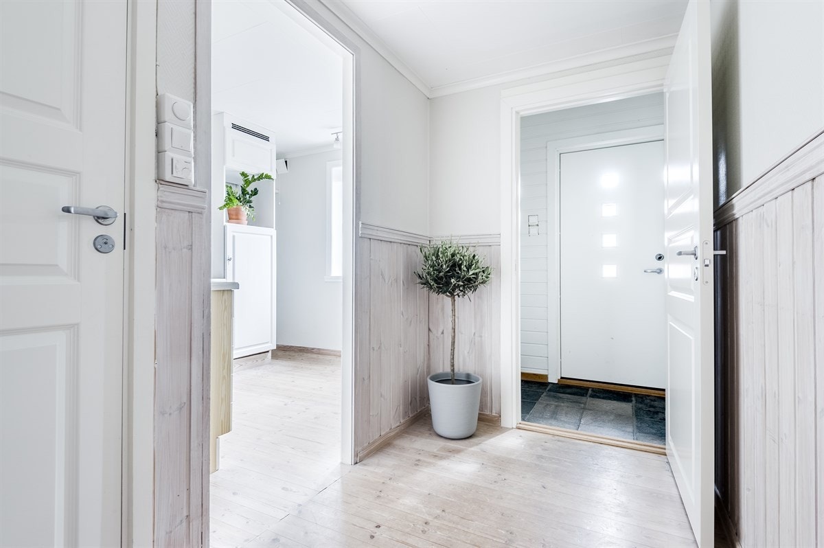 Du kommer inn i en praktisk entré som gir gode muligheter til å henge fra seg både yttertøy og sko. Galleribilde