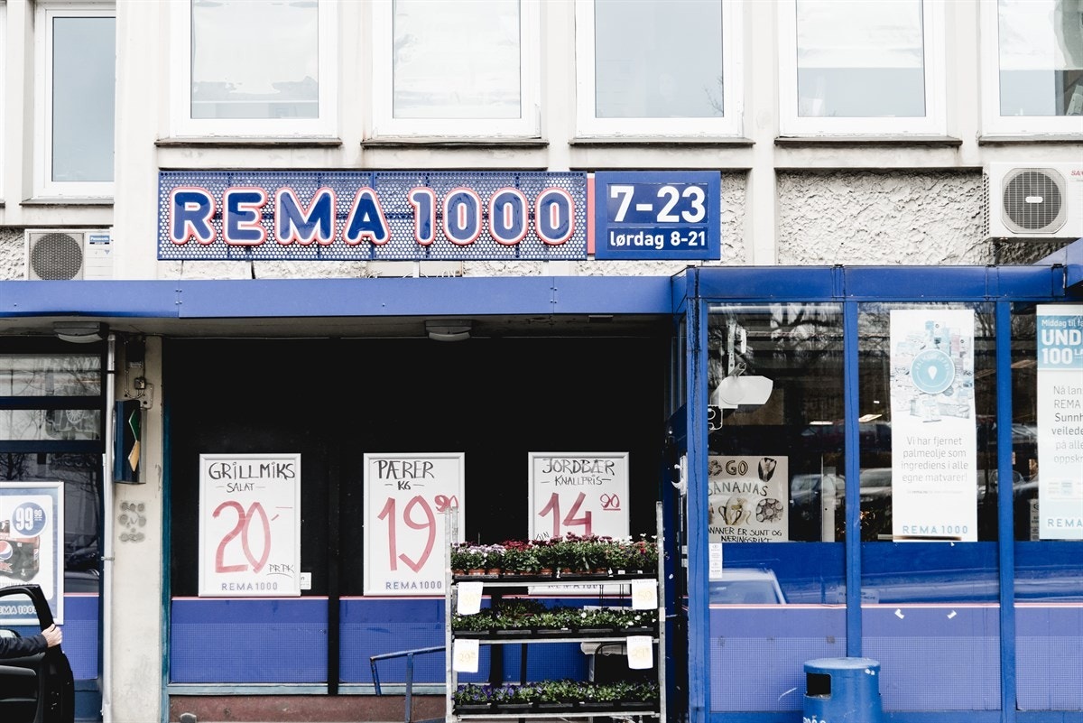 Skal du bare handle og ikke har behov for kjøpesenter og sentrum, finner du dagligvarebutikken Spar med post i butikk og Rema 1000 like ved. Galleribilde