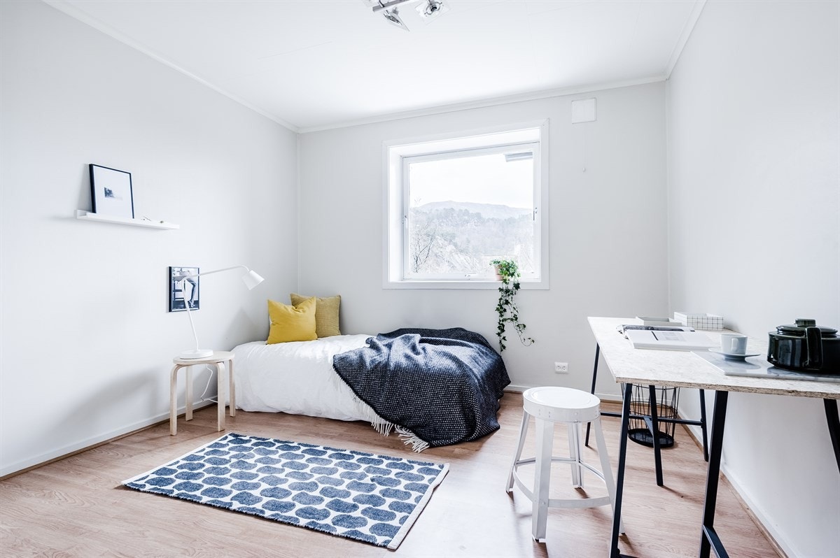 Her, som i det andre soverommet, er det lyse og innbydende overflater med god plass til både dobbeltseng, nattbord og kommoder. Galleribilde