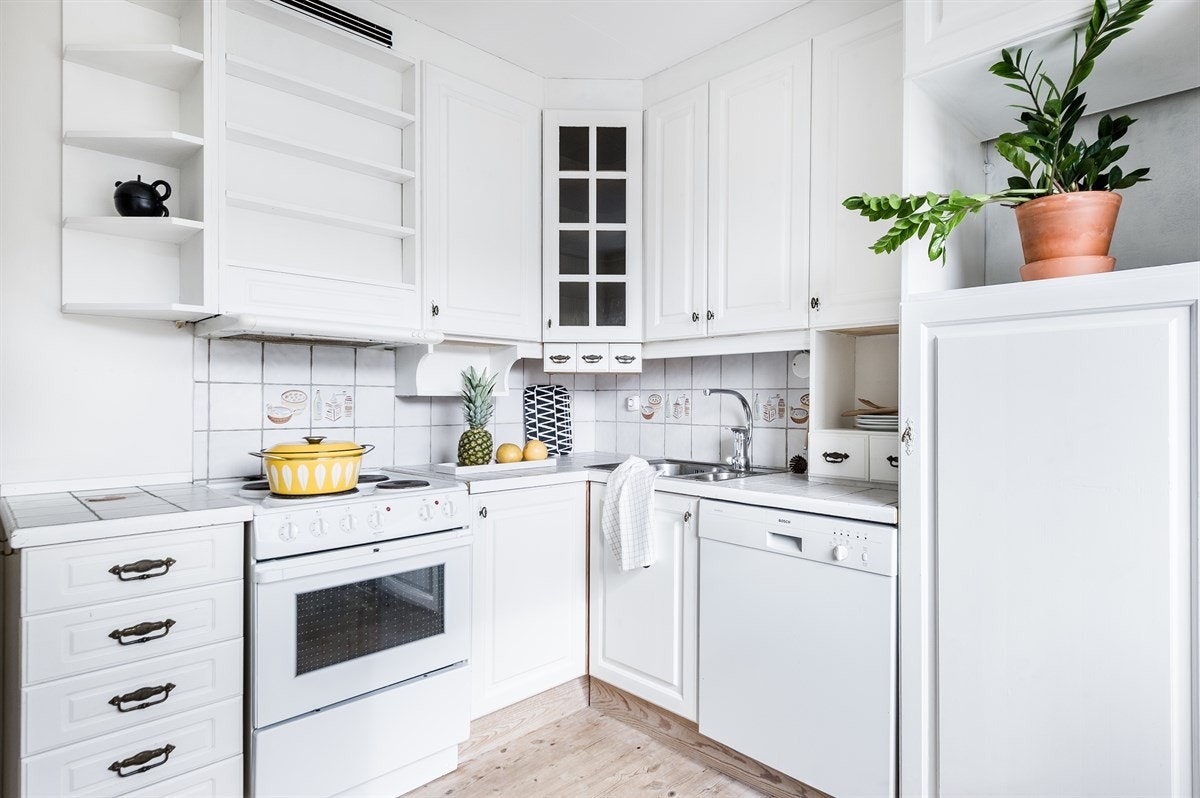 Skapene går til takhøyde, noe som gir rikelig med oppbevaringsplass og en fornuftig utnyttelse av plassen. Galleribilde