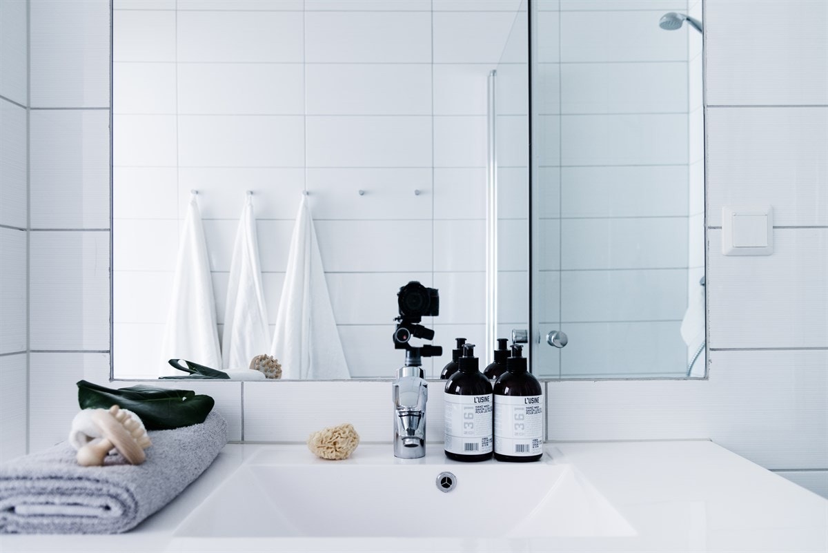 Det ble oppgradert i 2011 og inneholder vegghengt toalett og innfellbare dusjvegger, noe som er praktisk for helgevasken samt plassbesparende. Galleribilde