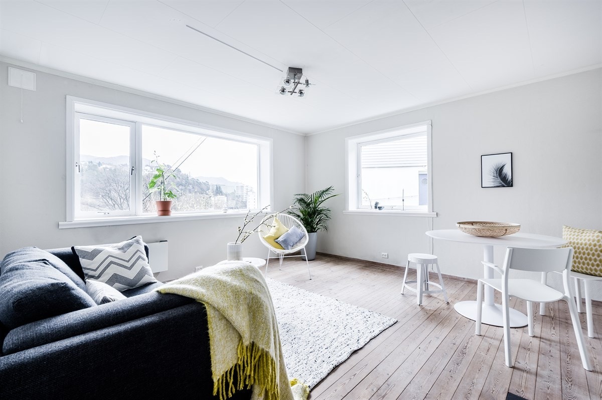 Stuen, som er boligens naturlige samlingsrom, har lyse vegger og en lun farge på furugulvet. Galleribilde