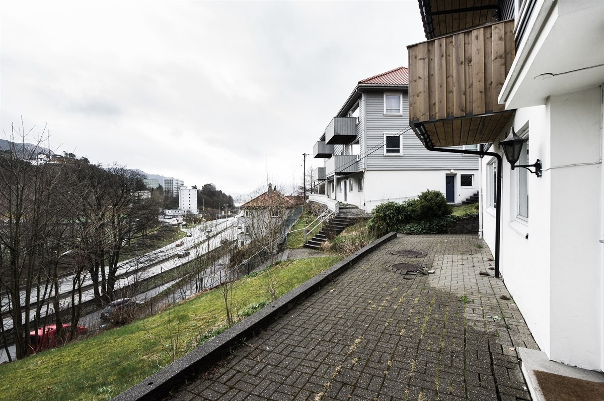 Opparbeidet felles tomt. Hagemurer, forstøtningsmurer, terrengtrapper, betong belegningsstein,plen, bed og beplanting.Trappeadkomst fra vei. Galleribilde