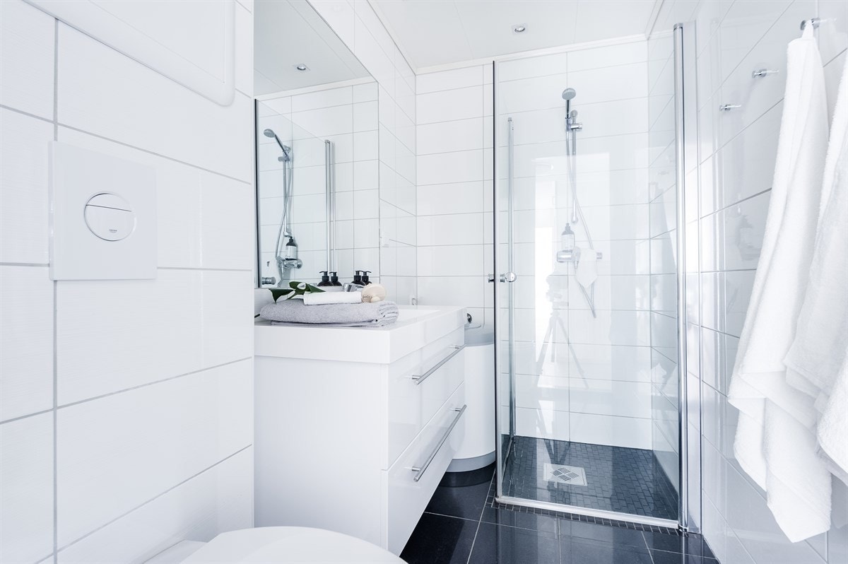 Badet er stilrent med rette linjer og oppfyller tre viktige krav; planløsning, design og funksjon. Galleribilde