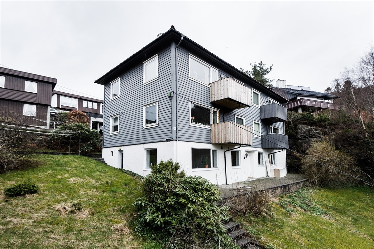 Tomten er etablert i skrånende sørøstvendt terreng. Galleribilde