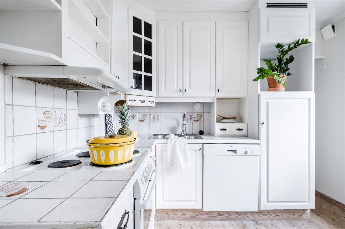 Kjøkkeninnredningen har malte profilerte fronter med integrert kjøleskap samt oppvaskmaskin. Galleribilde