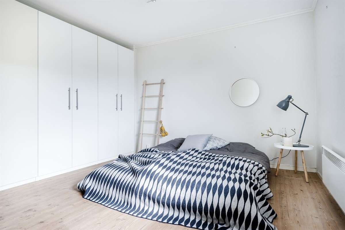 Soverommet har innbydende overflater, god plass til dobbeltseng og nattbord samt at det er utstyrt med en enorm garderobeløsning som gir plass til samtlige kleskolleksjoner. Galleribilde