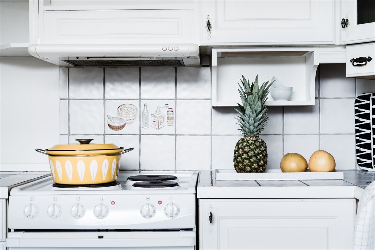 Et kjøkken i hvit gjør det enkelt for ny eier å sette sitt eget preg innredningen, uten at det krasjer stilmessig. Galleribilde