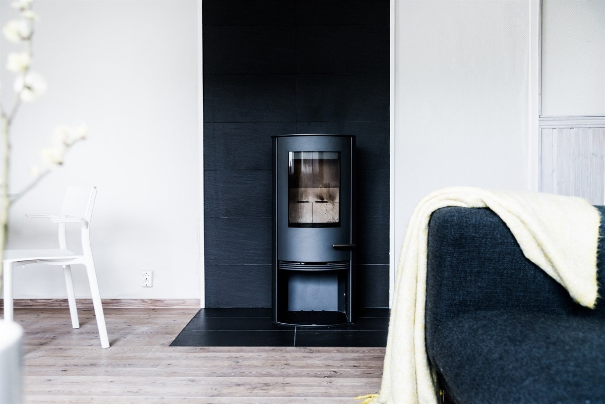 Vedovnen har en moderne utførelse med glassfront som gir god varme til hele boligen. Galleribilde