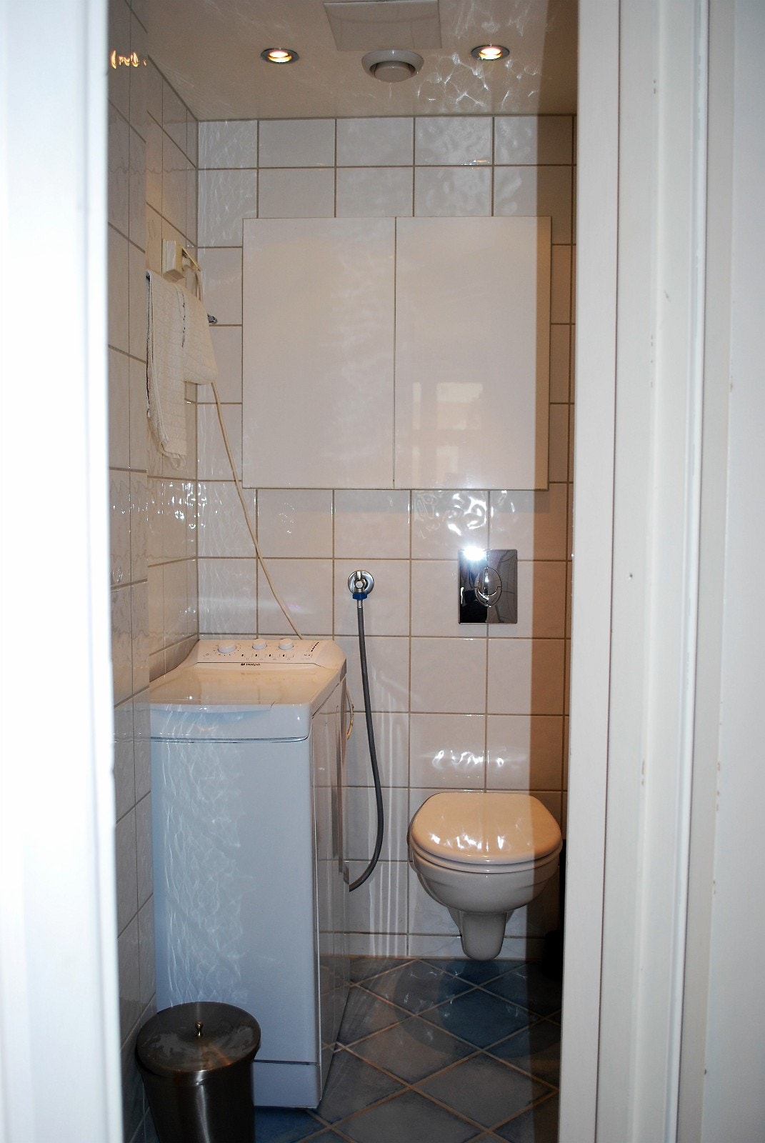 Bad/toalett og vaskemaskin Galleribilde