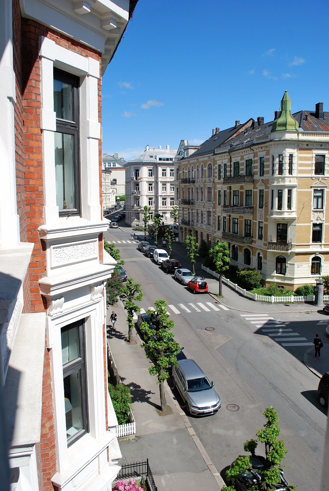 Hyggelig gate med 1890 - gårder Galleribilde