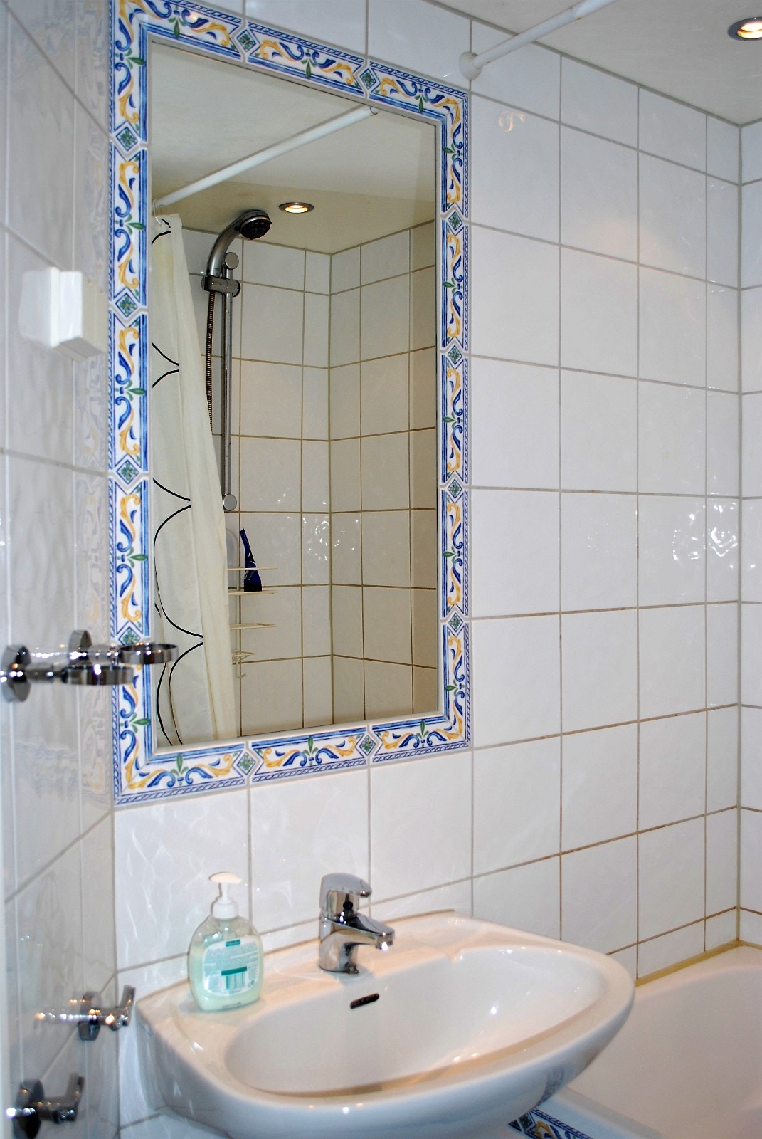 Bad med badekar/dusj og vaskemaskin Galleribilde