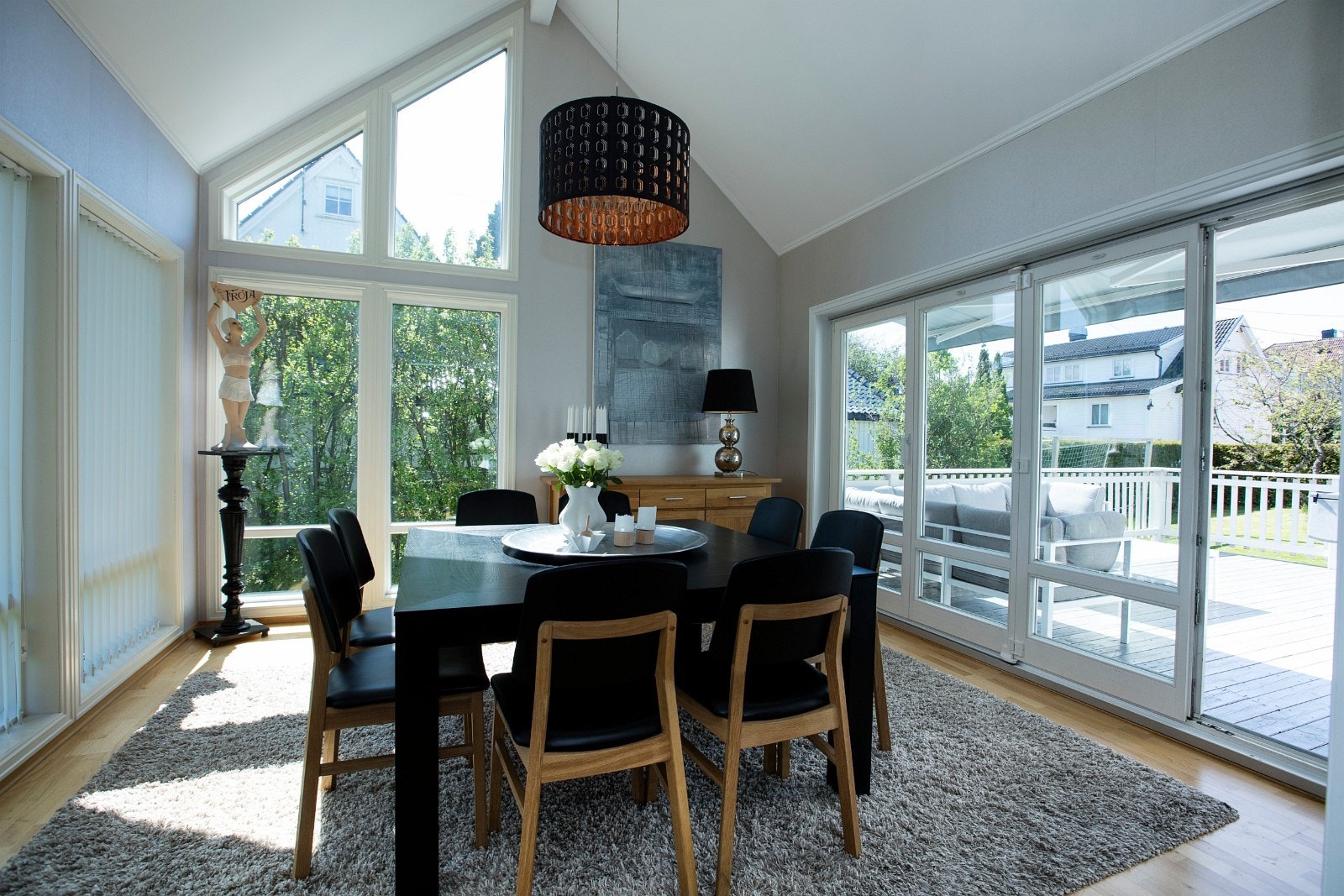 Spisestue med 4m høyde under taket. Galleribilde