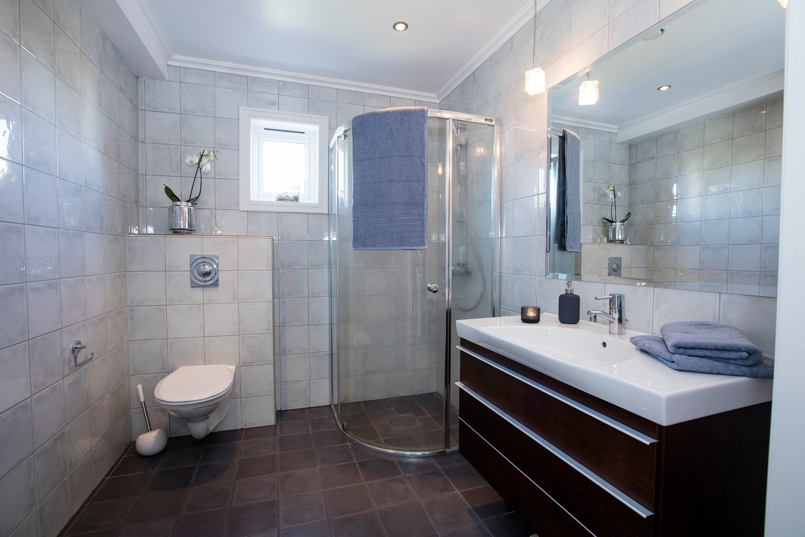 Stort og luftig bad i 1. etasje. Baderomsinnredning fra Linn Bad. Galleribilde