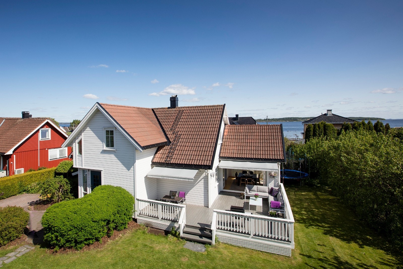 Skjermet og nydelig havetomt i umiddelbar nærhet av sjøen Galleribilde