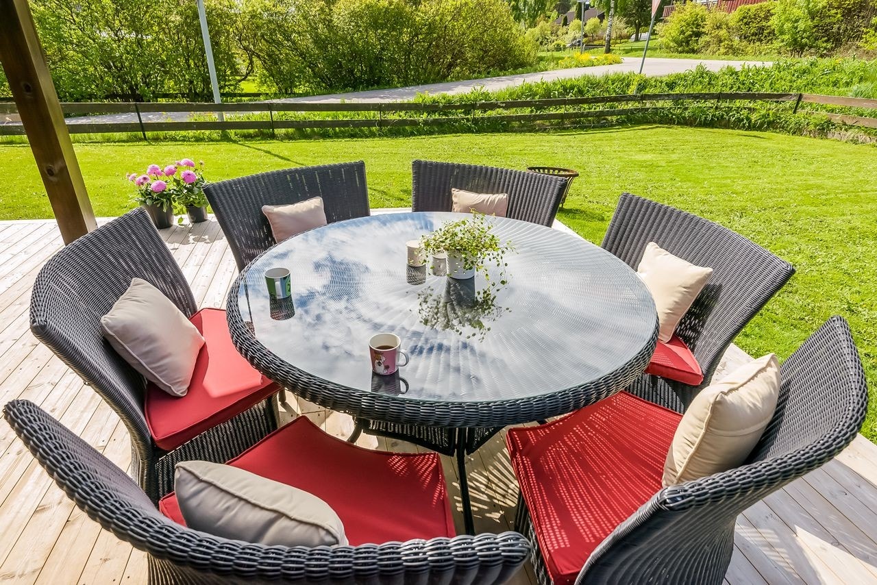 Hyggelig stemning rundt bordet ute Galleribilde
